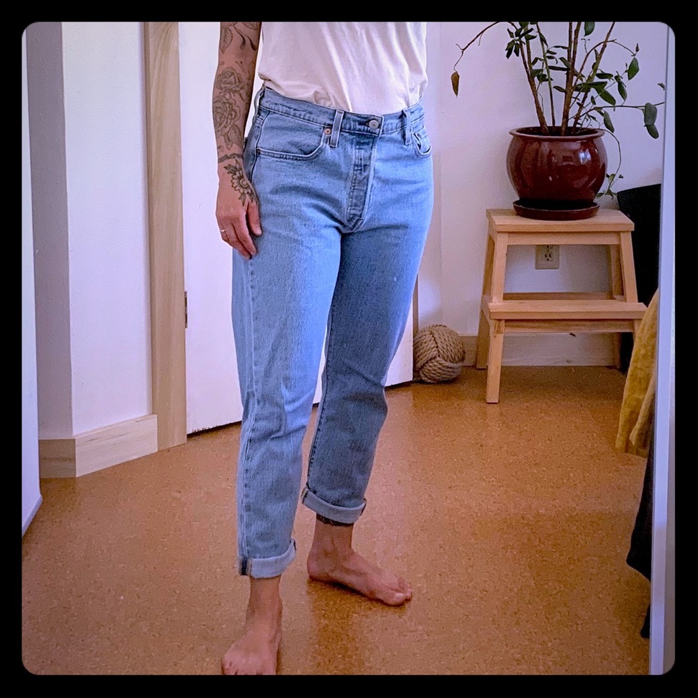 levi’s 501 skinny, light wash, raw hem, W29 x L28